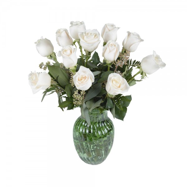 Un très bel assortiment de 12 roses blanches dans un magnifique vase